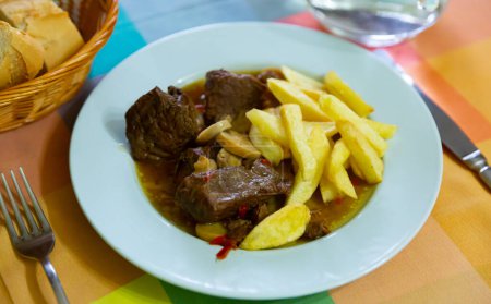 Köstlicher Kalbseintopf im Landhausstil mit Gemüsegarnitur aus Pilzen und Bratkartoffeln. Asturische Küche