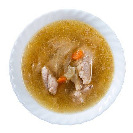 Un déjeuner copieux fraîchement préparé vous attend sur la table : soupe au chou parfumée avec pommes de terre, carottes et côtes de porc. Isolé sur fond blanc