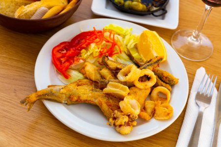 Cuisine traditionnelle de Malaga. Délices de fruits de mer frits aux légumes frais et au citron