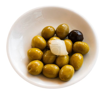 Bild von grünen, schwarzen Oliven und Zwiebeln, schöne Präsentation des Gerichts. Isoliert über weißem Hintergrund
