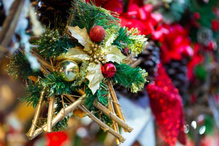 Decoraciones tradicionales de Navidad hechas a mano, vista de cerca en el fondo borroso colorido de la feria de la calle festiva..
