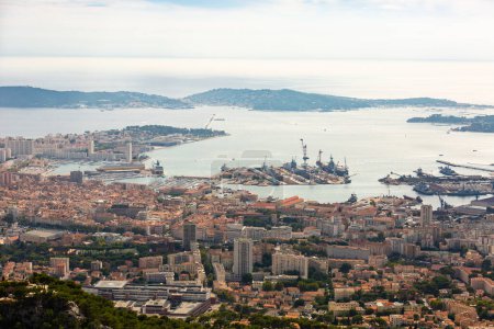 Foto panorámica de Toulon, Francia. Vista de edificios residenciales y puerto de la ciudad.