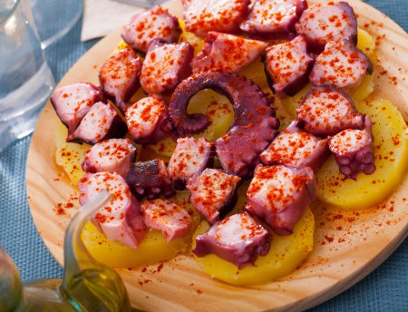 Krake galicisches Gericht mit Paprika. Hochwertiges Foto