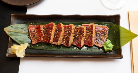 Beliebtes japanisches Gericht Tataki aus Thunfisch mit einer appetitlichen Ponzu-Sauce, zubereitet nach einer speziellen Methode