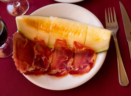 Frische Melone mit dünnen Scheiben Marmelade, traditionelles französisches Gericht