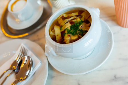 El plato popular de la cocina austriaca es la sopa de carne de res con tiras fritas de panqueques, servidas con cebolla verde.