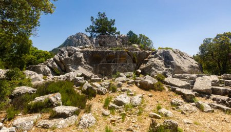 Malerische Landschaft mit Blick auf das antike Heldengrab in der antiken verlassenen Stadt Termessos, Türkei