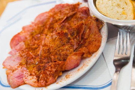 Imagen de sabrosas rebanadas de jamón de cerdo cocido al galego lacón servidas en plato