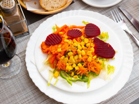 Appetitlich leichter Gemüsesalat aus Mais, geschnittener Roter Bete, Paprika, geriebenen Karotten und Zwiebeln