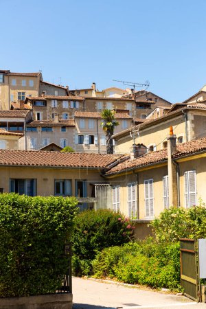 Casas tradicionales de varios niveles en la calle estrecha de la pequeña ciudad francesa de Auch en el día soleado de verano