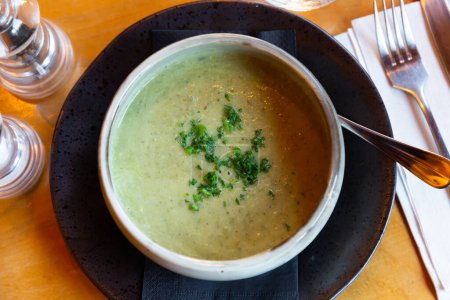 Leichte, gesunde Gemüsepüree-Suppe zum Mittagessen, serviert mit gehacktem frischem Gemüse. Vegetarisches Konzept..