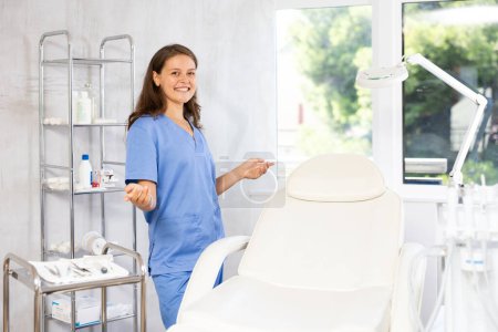 Kosmetikerin steht selbstbewusst in ihrem gut ausgestatteten Büro und ist bereit, ihren Patienten kompetente Pflegelösungen zu bieten.