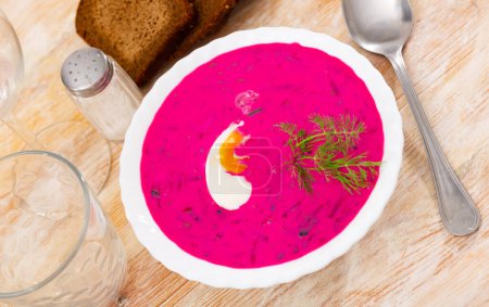 Imagen de borscht frío belaruso sobre la mesa en el interior
