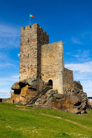 Außenansicht der Burg von Mogadouro. Mittelalterliche Burg im portugiesischen Viertel Braganca.