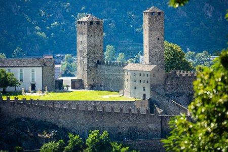 Vista de verano del antiguo Castillo de Bellinzona, Suiza