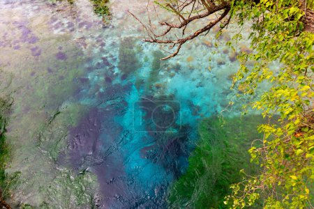 Klares türkisfarbenes Wasser im tiefen Becken der natürlichen Karstquelle Blue Eye Syri i Kalter in der Nähe von Sarande. Beliebte Touristenattraktion Albaniens