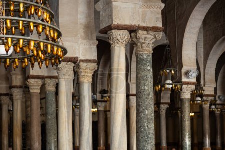 Forêt de colonnes corinthiennes ornées de marbre avec chapiteaux en forme de cloche inversée stylisés comme feuilles d'acanthe dans la salle de prière de la mosquée Kairouan d'Uqba en Tunisie
