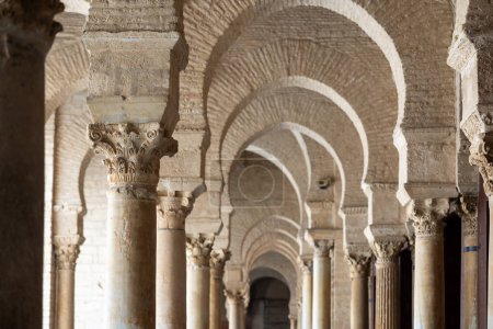 Säulen an der Großen Moschee aus dem neunten Jahrhundert in Kairouan Tunesien die älteste Moschee Nordafrikas