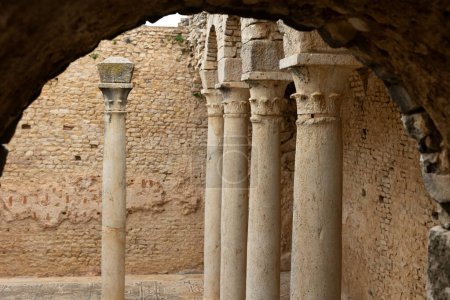 Ruines des thermes romains antiques de Liciniens lieu de baignade sur la zone de la ville antique Dougga sur le territoire de la Tunisie moderne. Bâtiments à moitié détruits de l'époque de l'Empire romain.