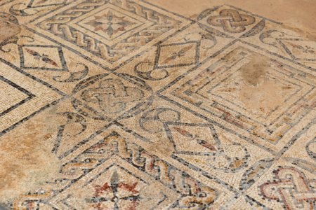 Mosaïques conservées du Grand Nymphée dans la colonie romaine de Dougga avec des dessins et des motifs géométriques traditionnels. L'art des civilisations antiques. Sites archéologiques historiques en Tunisie