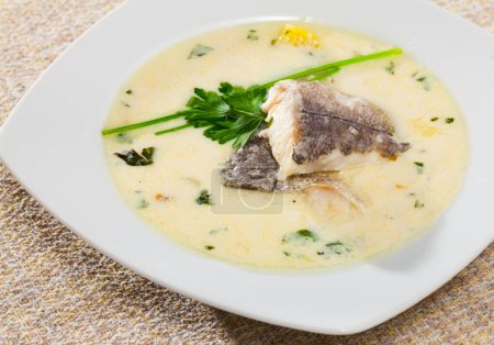 Cremosa sopa de bacalao - plato de la cocina del norte de Europa