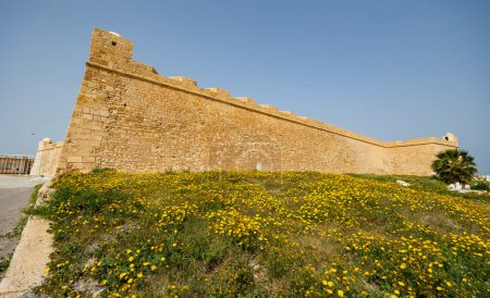 Blick von außen auf die Steinmauern der Festung Mahdia aus dem 16. Jahrhundert, Tunesien