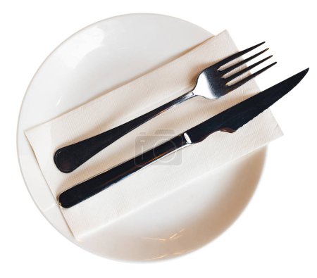 Placa redonda de mantel de papel con cubiertos, cuchillo y tenedor. Restaurante que sirve opción. Aislado sobre fondo blanco