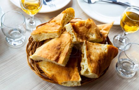 Image d'un délicieux pain pita en tranches sur une table géorgienne. Image en gros plan