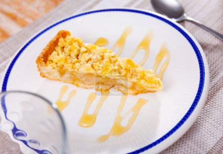 Dessert traditionnel de la cuisine européenne est une tarte aux pommes faite à partir de pâte cuite au four, pommes fraîches, oeufs et versé avec de la sauce douce