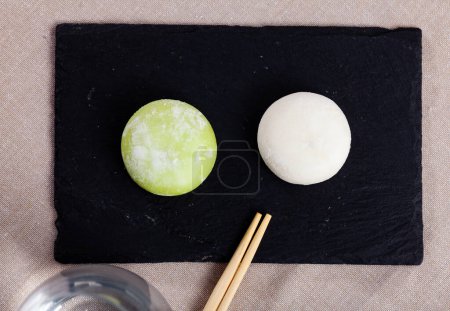 Crème glacée Mochi et bâtonnets de bois sur assiette japonaise