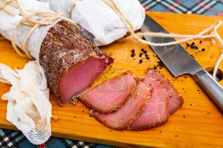 Delicioso solomillo de cerdo curado picante producido por métodos tradicionales, cortado en rodajas finas