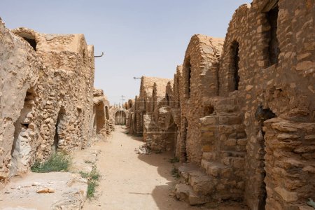 Graneros de almacenamiento de Ghorfa del tradicional ladrillo de barro bereber fortificado Ksar de Hedada o Hadada, cerca de Tetouin, Túnez