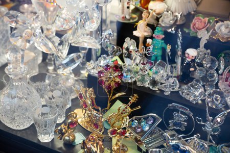 Figurines originales en verre d'art bohème et verrerie exposées dans la boutique de souvenirs tchèque ..