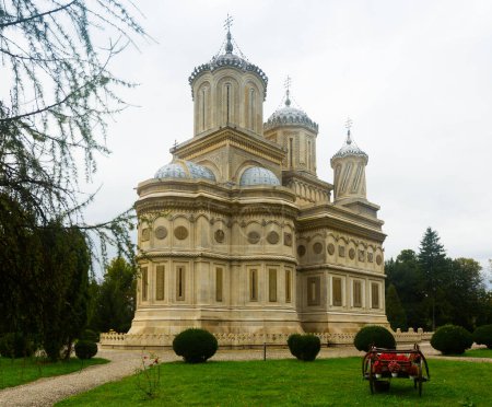 Malerische Landschaft mit der Kathedrale von Curtea de Arges, einem Meisterwerk byzantinischer Architektur in Rumänien