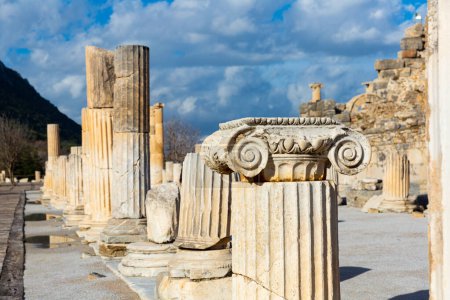 Vista de los restos de la columnata del Ágora del Estado sobre el fondo del pequeño Odeón utilizado como bouleuterion y teatro en el asentamiento griego de Éfeso después de la reconstrucción
