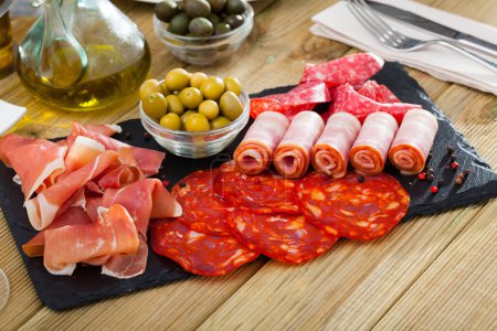 Kalter geräucherter Fleischteller mit traditioneller spanischer Chorizo, Fuet und Salami-Würstchen, Speck und Marmelade