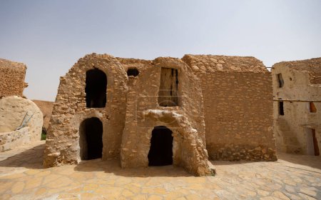 Blick auf die alte Berbersiedlung Ksar Heddada im Südosten Tunesiens zieht Touristen an
