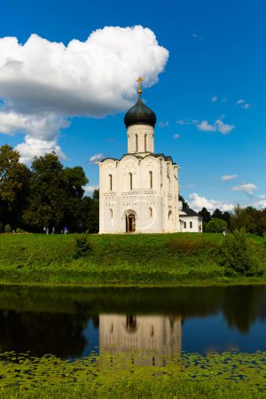 Blick auf die orthodoxe Marienkirche am Fluss Nerl im russischen Dorf Bogoljubowo an einem sonnigen Sommertag, Bezirk Susdal, Oblast Wladimir