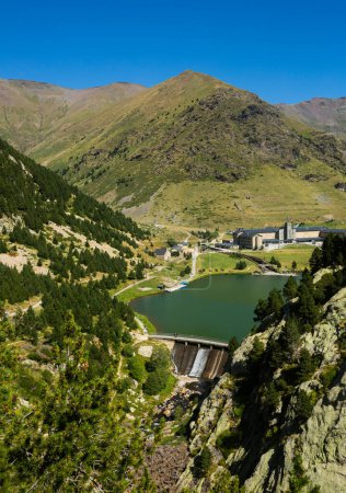 Pintoresca vista sobre el verde valle de Vall de Nuria en las montañas de los Pirineos, Cataluña, España..