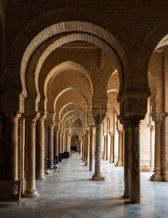 Innenhof der Moschee von Uqba - die Meisterwerke islamischer Architektur in Tunesien