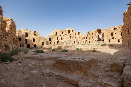 Ghorfas arruinadas en asentamiento bereber fortificado de Ksar Mgabla, Tataouine, sureste de Túnez