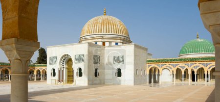 Szenische Ansicht des Habib Bourguiba Mausoleums in der tunesischen Stadt Monastir mit grünen und goldenen Kuppeln 