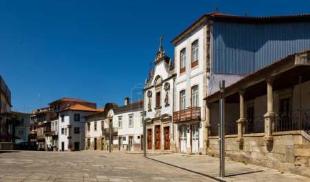 Vue des maisons résidentielles et de l'ancienne église de la Miséricorde sur la rue pavée typique de la vieille ville de Mirandela au printemps, Portugal.