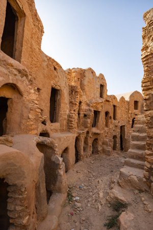 Antiguo Ksar Mgabla, pueblo fortificado bereber y granero, región de Tataouine - sur de Túnez, África