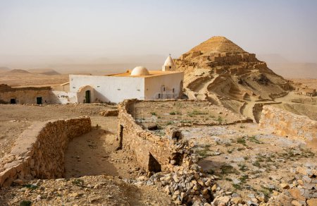 Ancien site défensif Ksar Guermessa dominant la plaine d'El Ferch en Tunisie