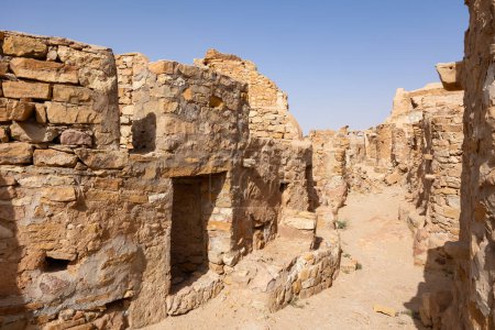 Blick auf die alte Siedlung Ksar Beni Barka mit zerstörten Lagerflächen in Tunesien