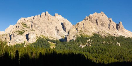 Vista en el día soleado de los Dolomitas italianos en el norte de Italia