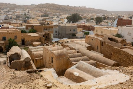 Blick auf das Dorf Ghomrassen mit zerstörten Höhlenwohnungen im Südosten Tunesiens