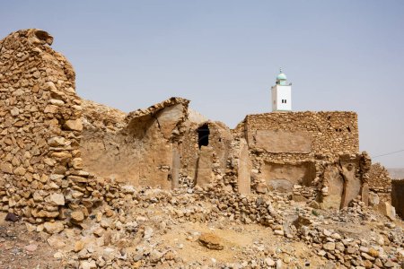 Journée ensoleillée dans le village berbère de Ghomrassen, Tatahouine. Vue de dessus des maisons et dépendances, mosquées dans la petite ville arabe