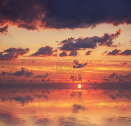 Téléchargez les photos : Soleil et coucher de soleil sur la mer. Composition naturelle. - en image libre de droit